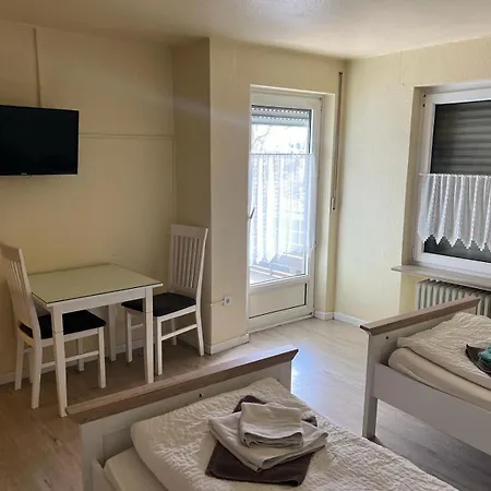 Mit 4 Betten - Balkon - Kueche *