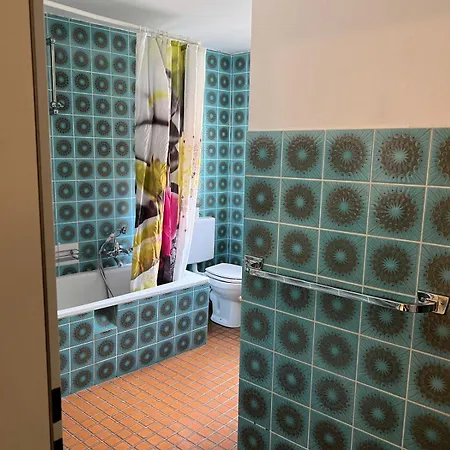 Mit 4 Betten - Balkon - Kueche *