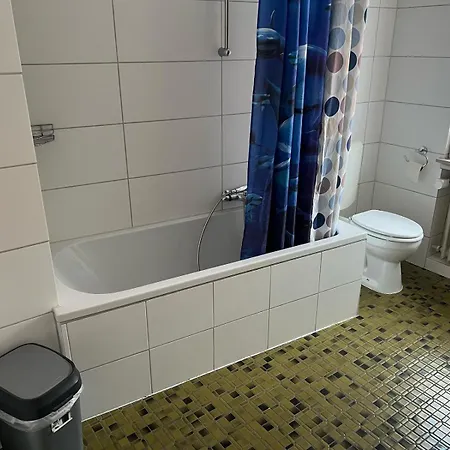 Mit 4 Betten - Balkon - Kueche *