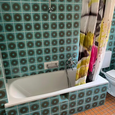 Mit 4 Betten - Balkon - Kueche Apartment *
