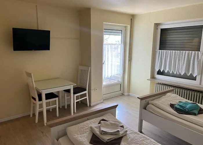 Mit 4 Betten - Balkon - Kueche *